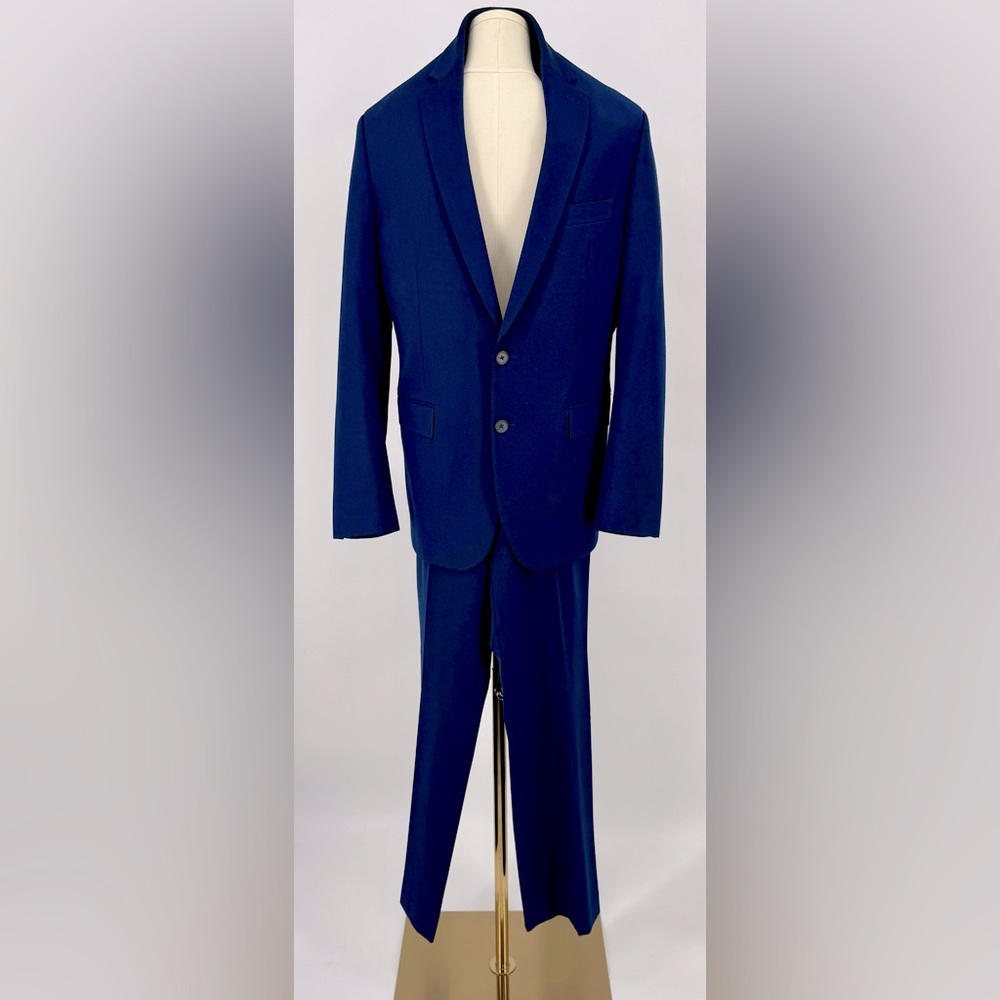 Ryan Seacrest distinction suit it navy blue